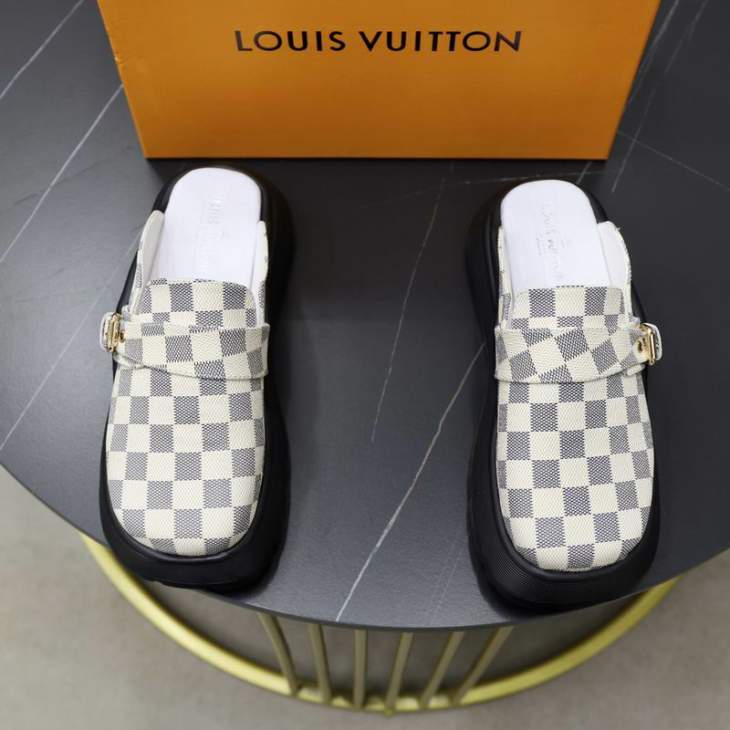 Picture of Louis Vuitton Slippers _SKULVsz35-45hnh04011211